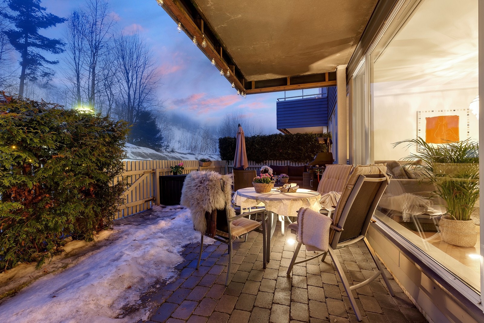 Den vestvendte uteplassen (Ca. 35 kvm) forlenger stuen hele sommerhalvåret. Her står solen rett inn på terrassen frem til kl 20.30 om sommeren Galleribilde