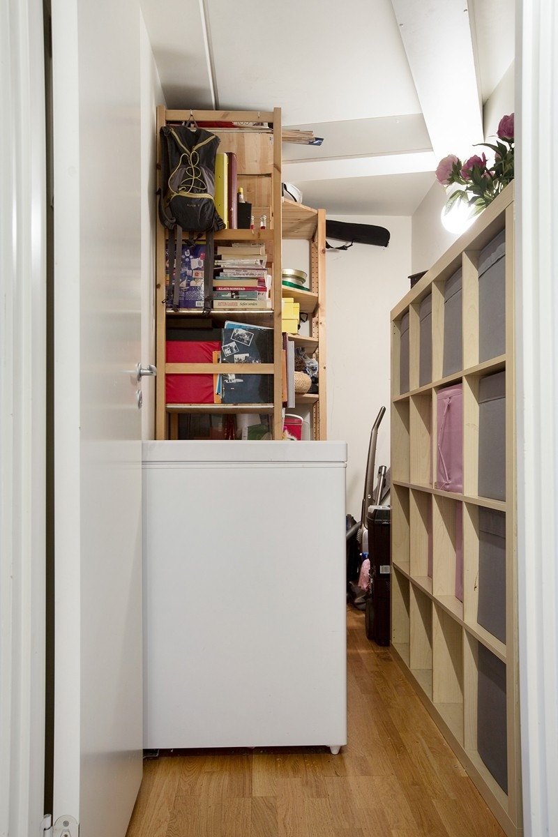 I tilknytning til hallen er det også en supersmart og romslig bod med stikkontakt og masse oppbevaringsplass Galleribilde