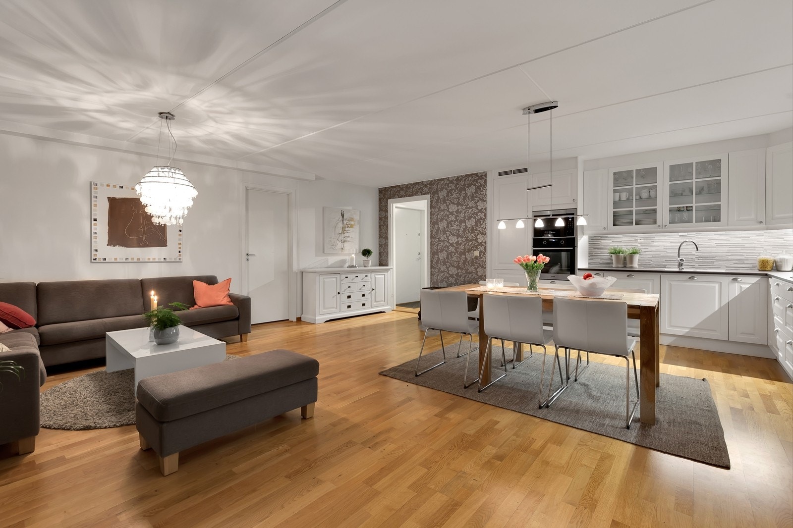 Stuen har praktisk utforming og svært god plass til både sofa- og spisestueavdeling. Galleribilde