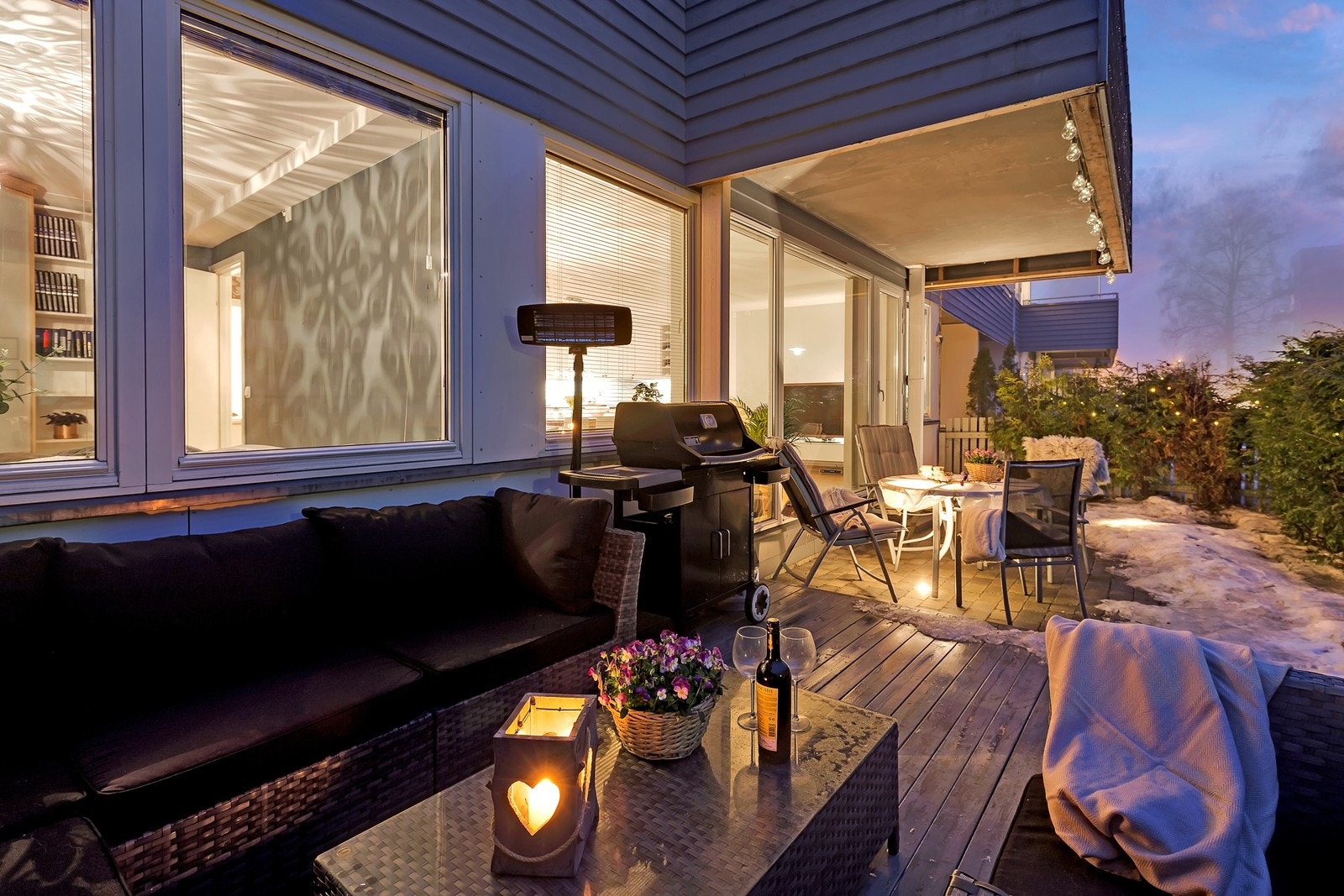 Stor, lun uteplass med flere gode soner å sitte i. Skyvedør inn mot stuen. Galleribilde