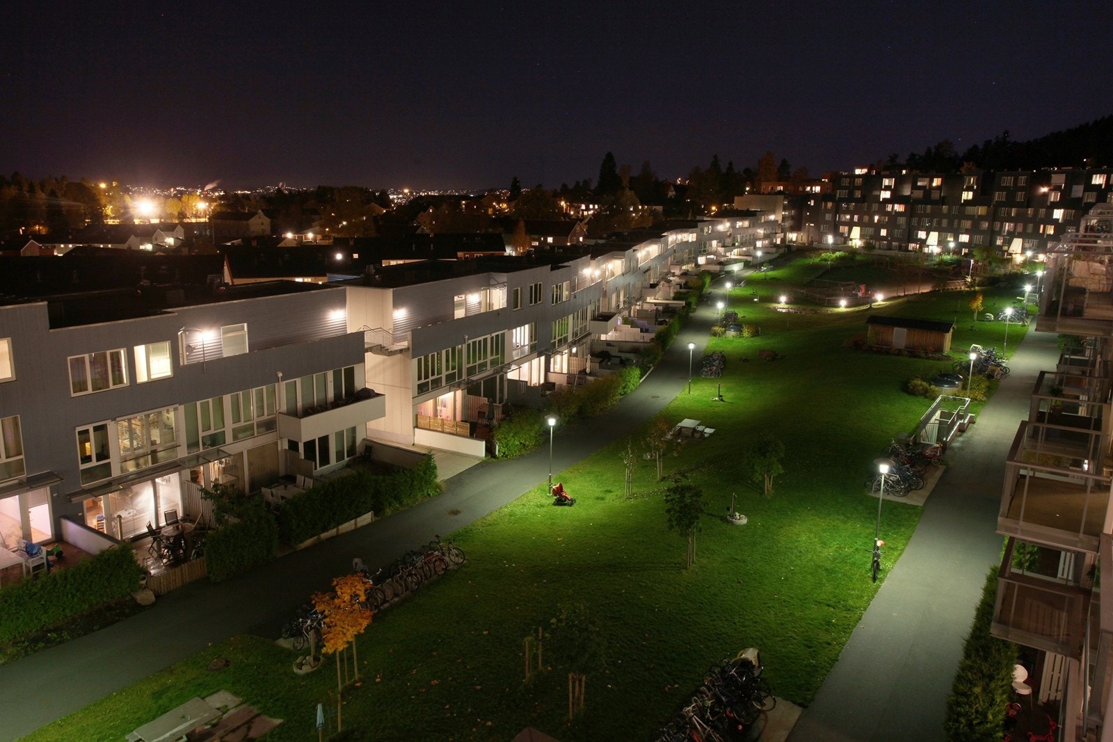 Årvollskogens vakre parkområde er flott opplyst om kvelden. Galleribilde