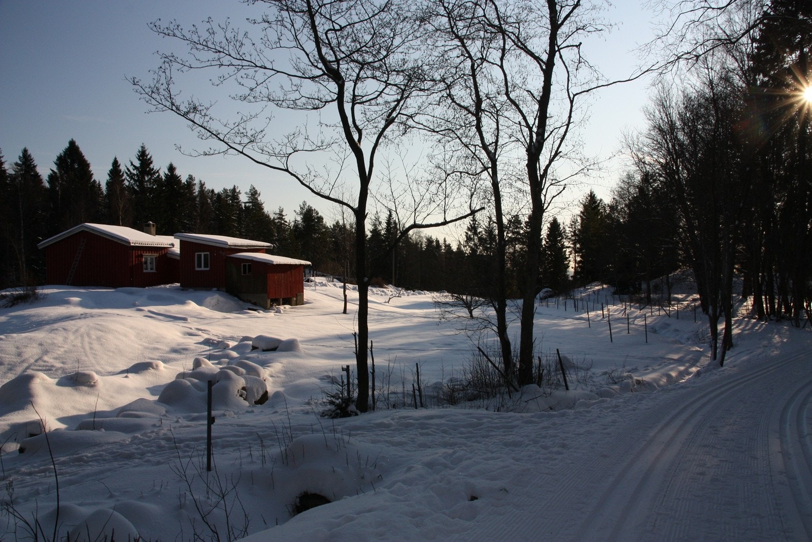 Bare et par minutter unna leiligheten ligger idylliske Isdammen. Et utgangspunkt turer både sommer og vinter, samt et samlingssted med felles grill, bålplass og skøytebane om vinteren. Galleribilde