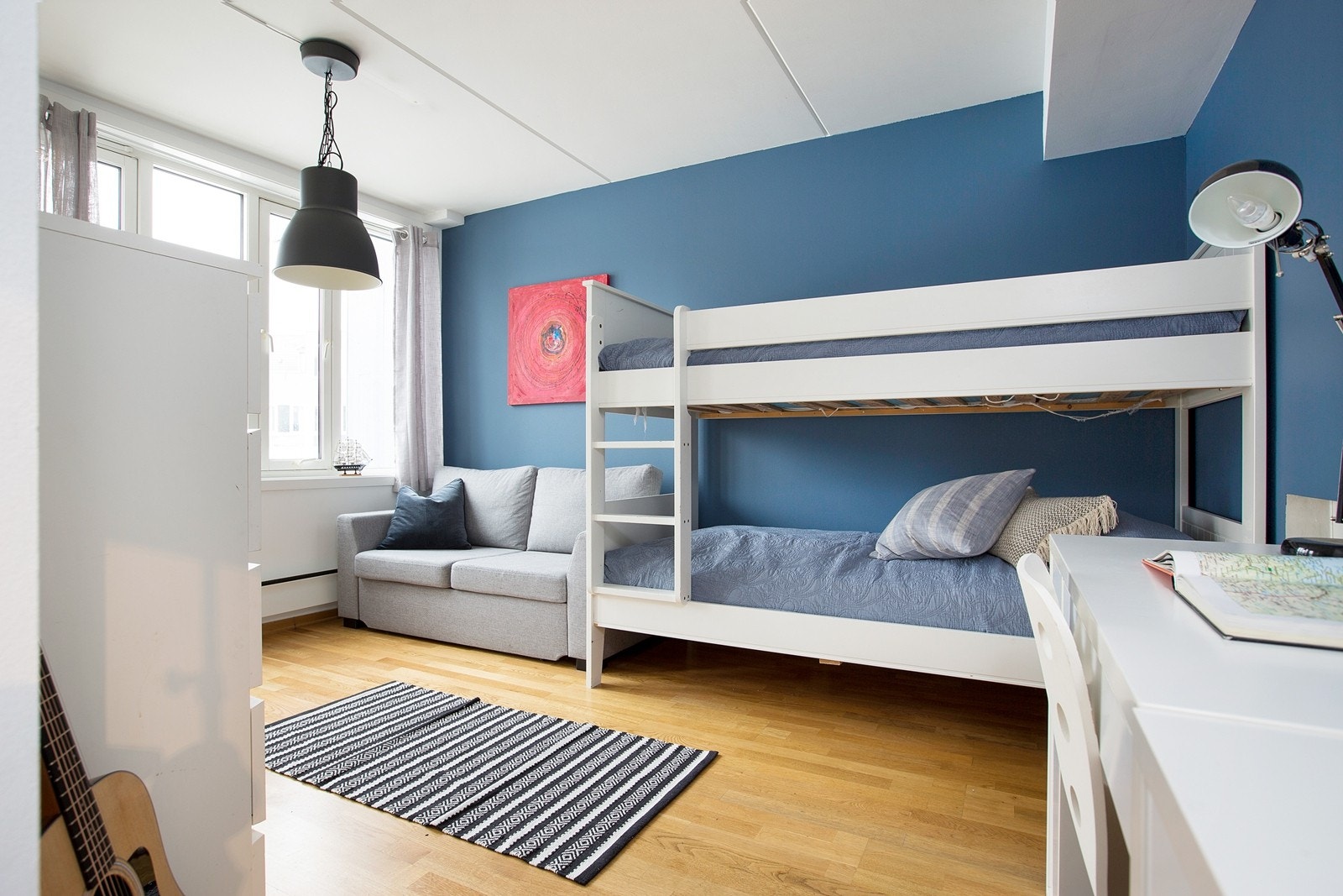 Soverom I (ofte benyttet som hovedsoverom) med god plass, store vinduer og utgang til egen hageflekk Galleribilde