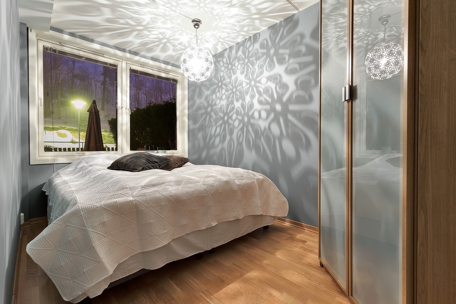 Soverom III ligger i tilknytning til stuen og benyttes idag som hovedsoverom Galleribilde