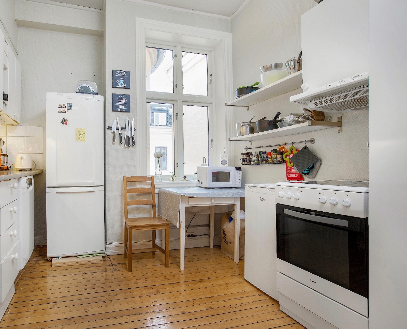 Kjøkken med to kjøleskap, oppvaskmaskin og stor VV-tank som enda har til gode å gå tom. Galleribilde