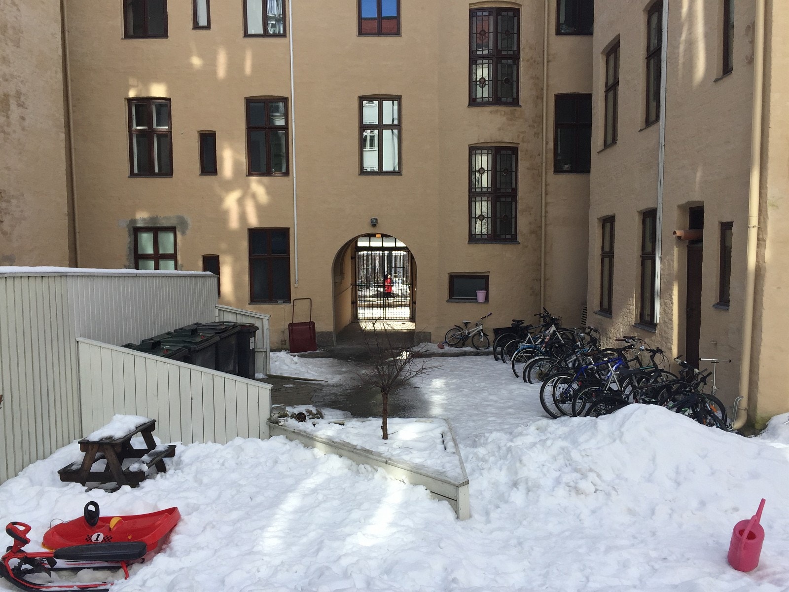 Bakgården har sykkelstativ og er alltid låst, slik at syklene står trygt. Galleribilde