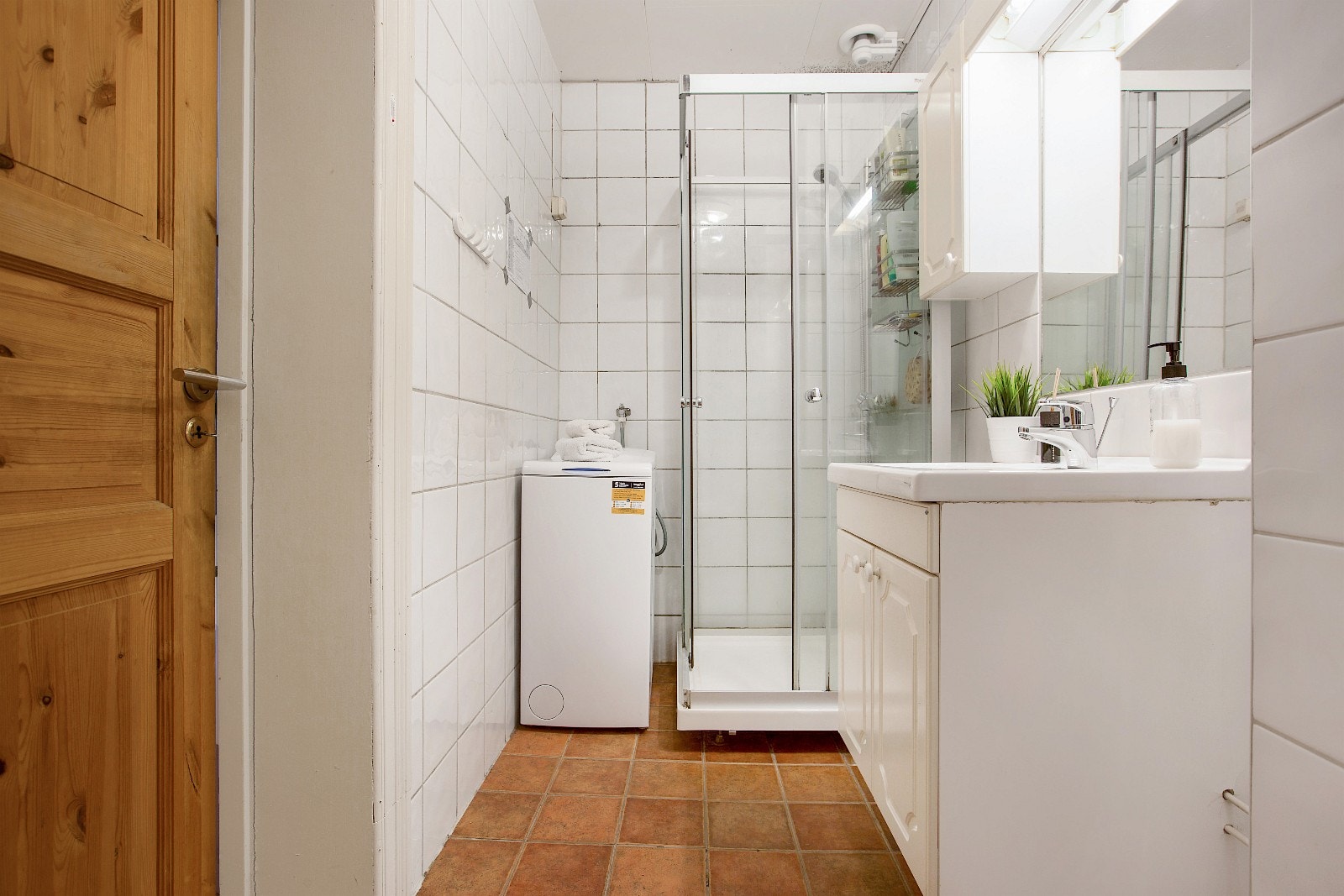 Badet har dusj, vaskemaskin og eget skap til hver beboer. Galleribilde