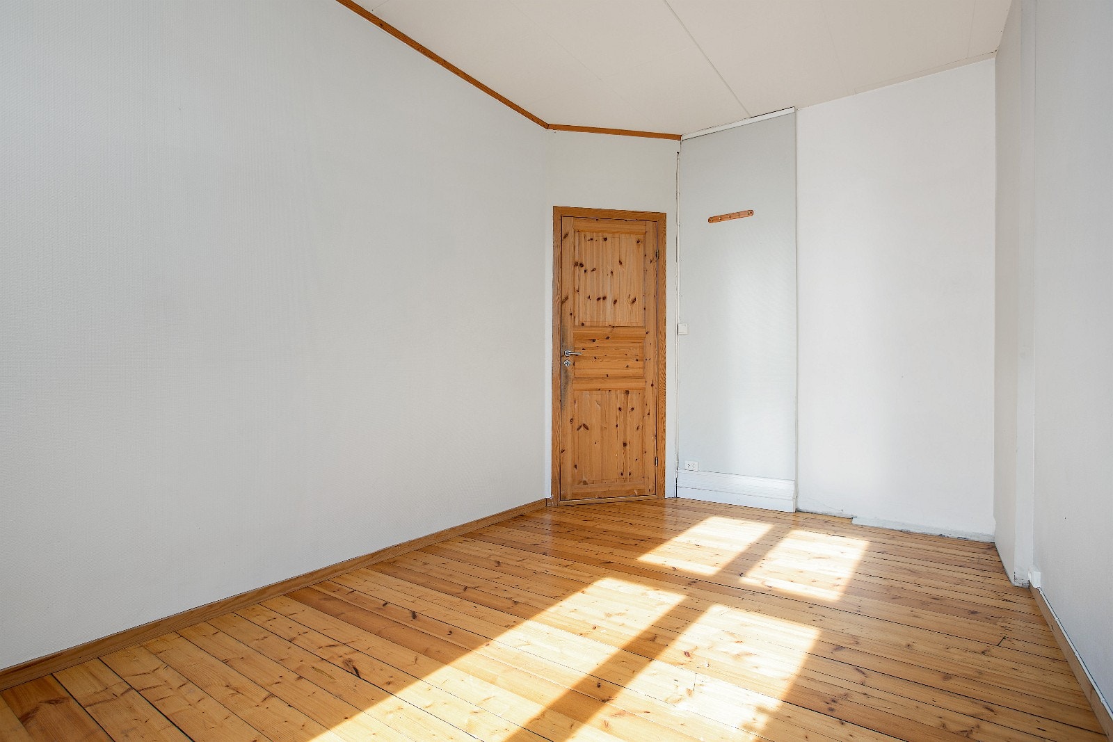 Lys, hyggelige rom med slipte tregulv. Galleribilde