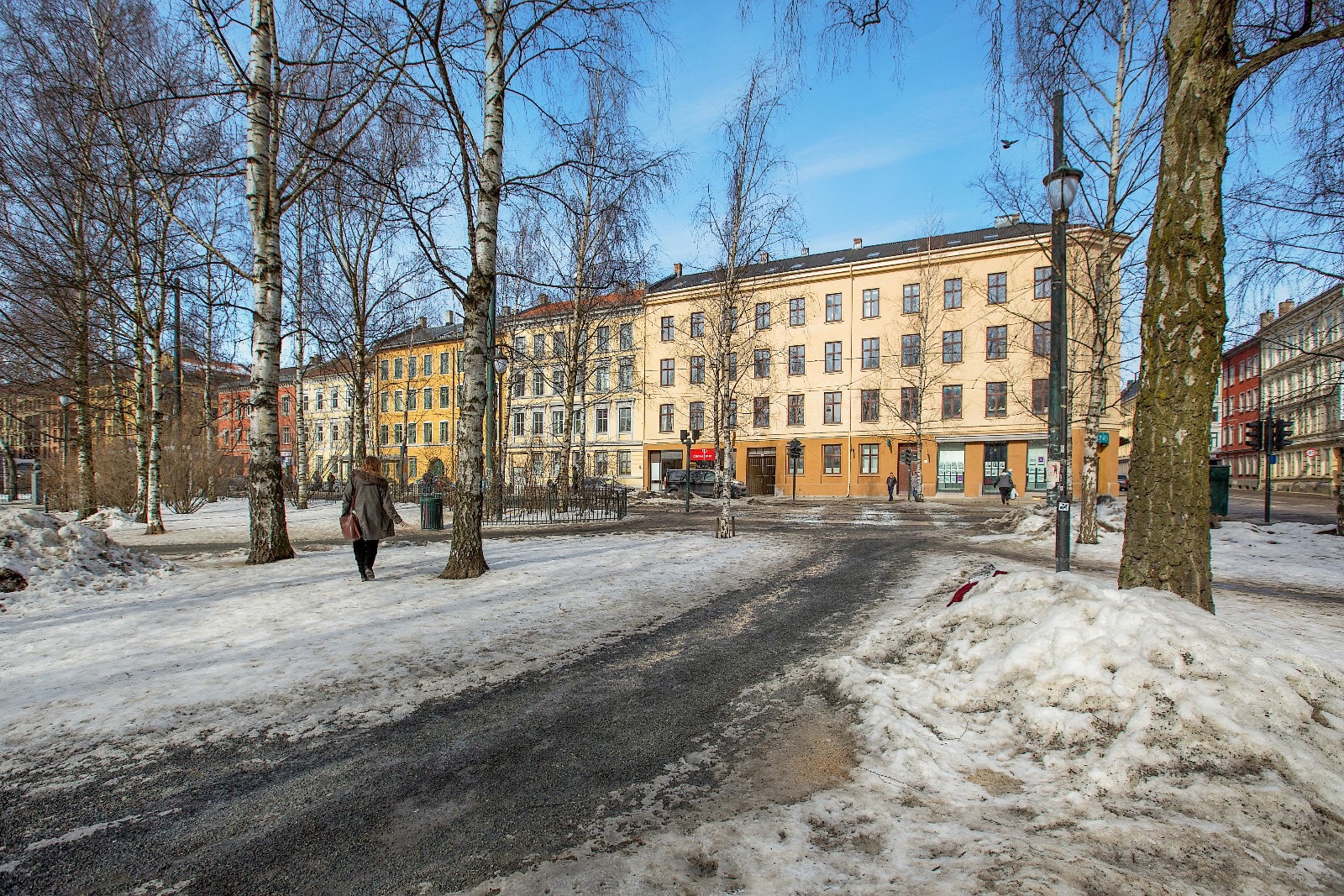 Leiligheten er hjørneleiligheten i 4 etg i denne gården - med Birkelunden midt imot. Galleribilde