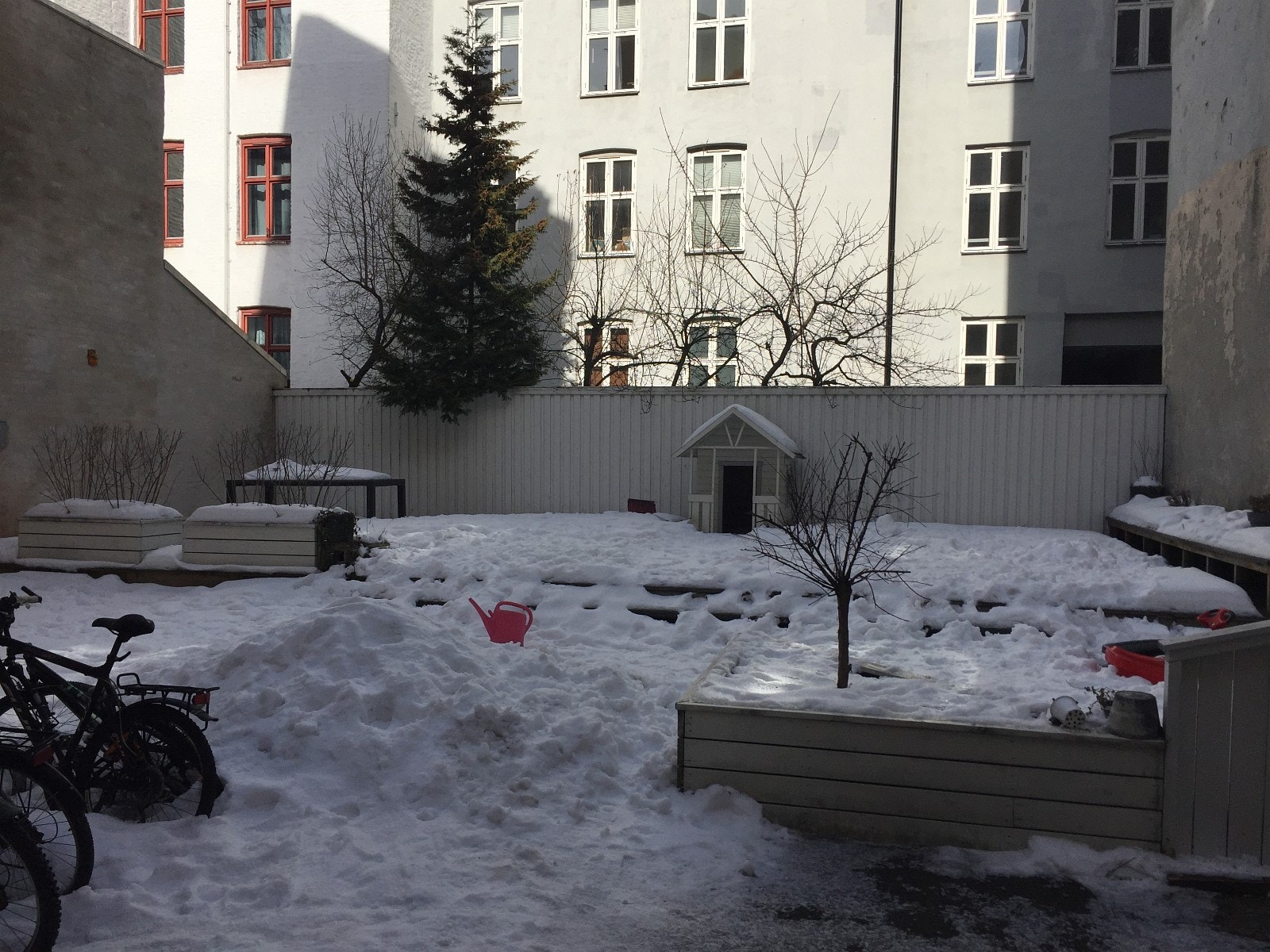 I bakgården er det stor sitteplatting med grill og hagemøbler hvor man kan samles på sommeren. Galleribilde