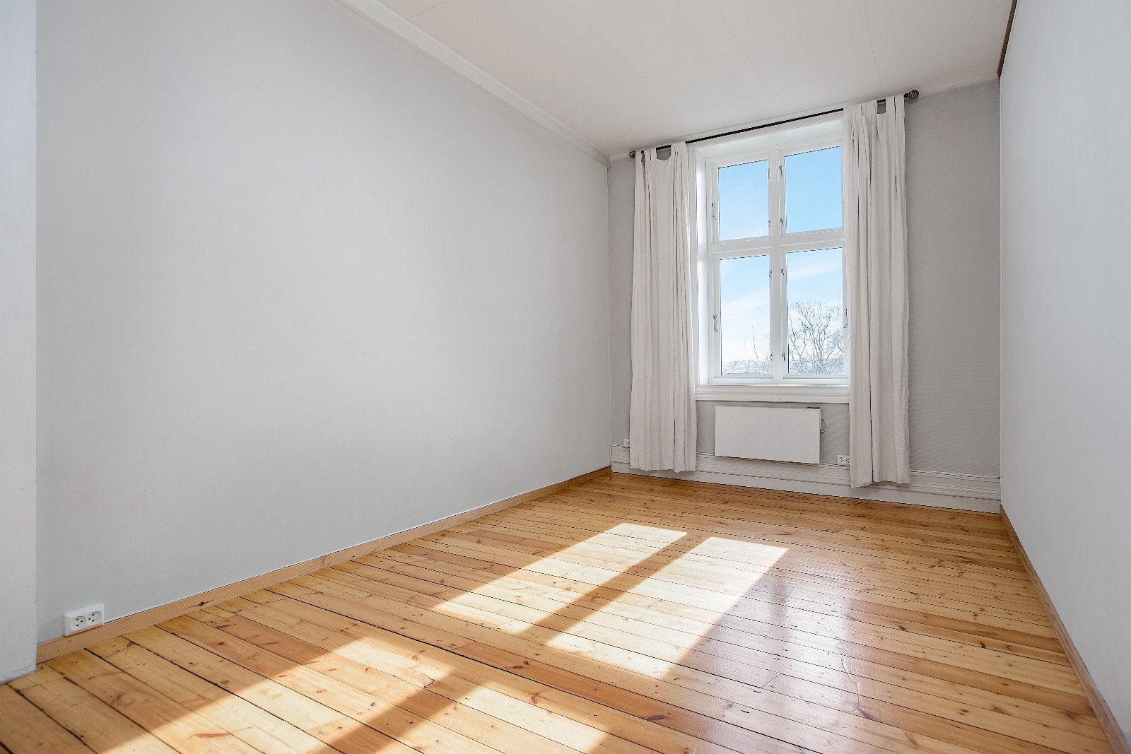 Lyse rom med nye, lydtette vinduer. Galleribilde