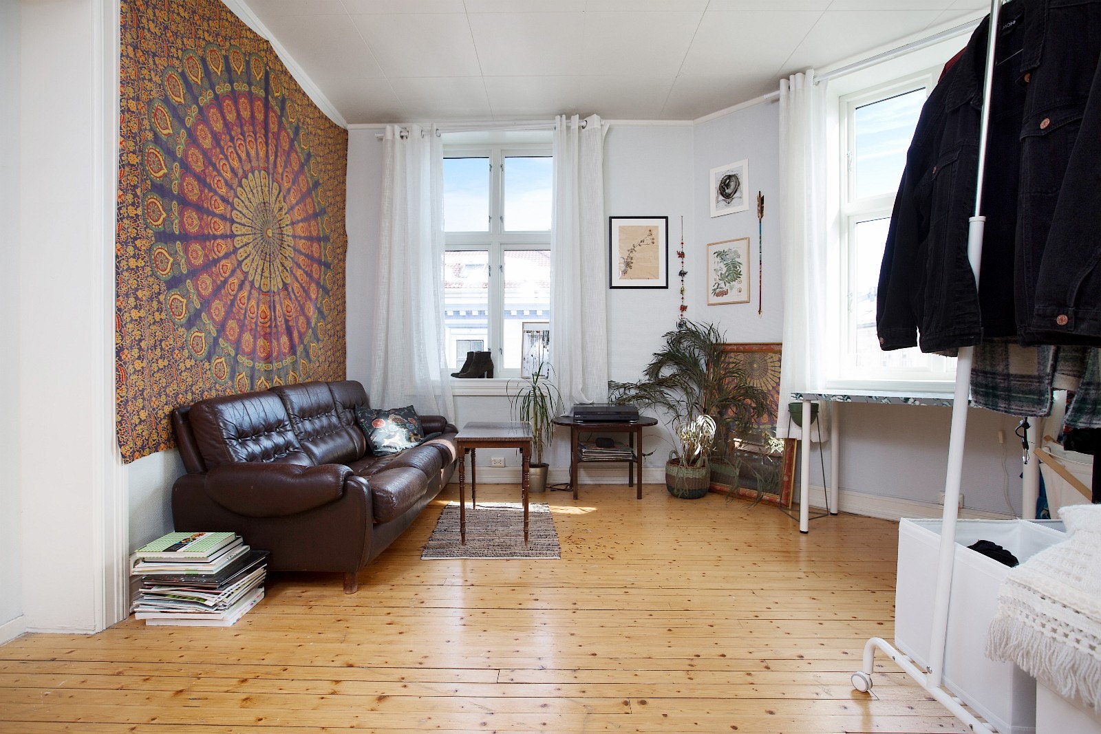 Store vinduer i alle rom gir mye lys. Alle vinduer er nye, lydtette og varmeisolerte miljøvinduer. Galleribilde