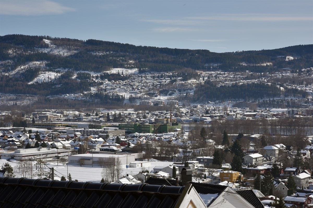 Boligen har privat hage, og en sørvendt balkong med 180 graders panorama mot Drammen i øst og fjelltoppen Knuten i vest. Galleribilde