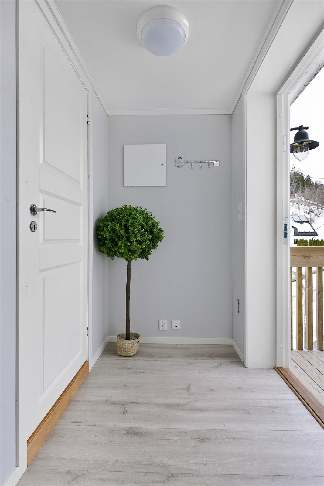 Rommet holder en gjennomgående stil som øvrige rom, og har vegger malt i en dus, grålig farge og pent laminatgulv. Yttertøy kan henges på knagger, og det er plass for enkelte oppbevaringsmøbler. Galleribilde