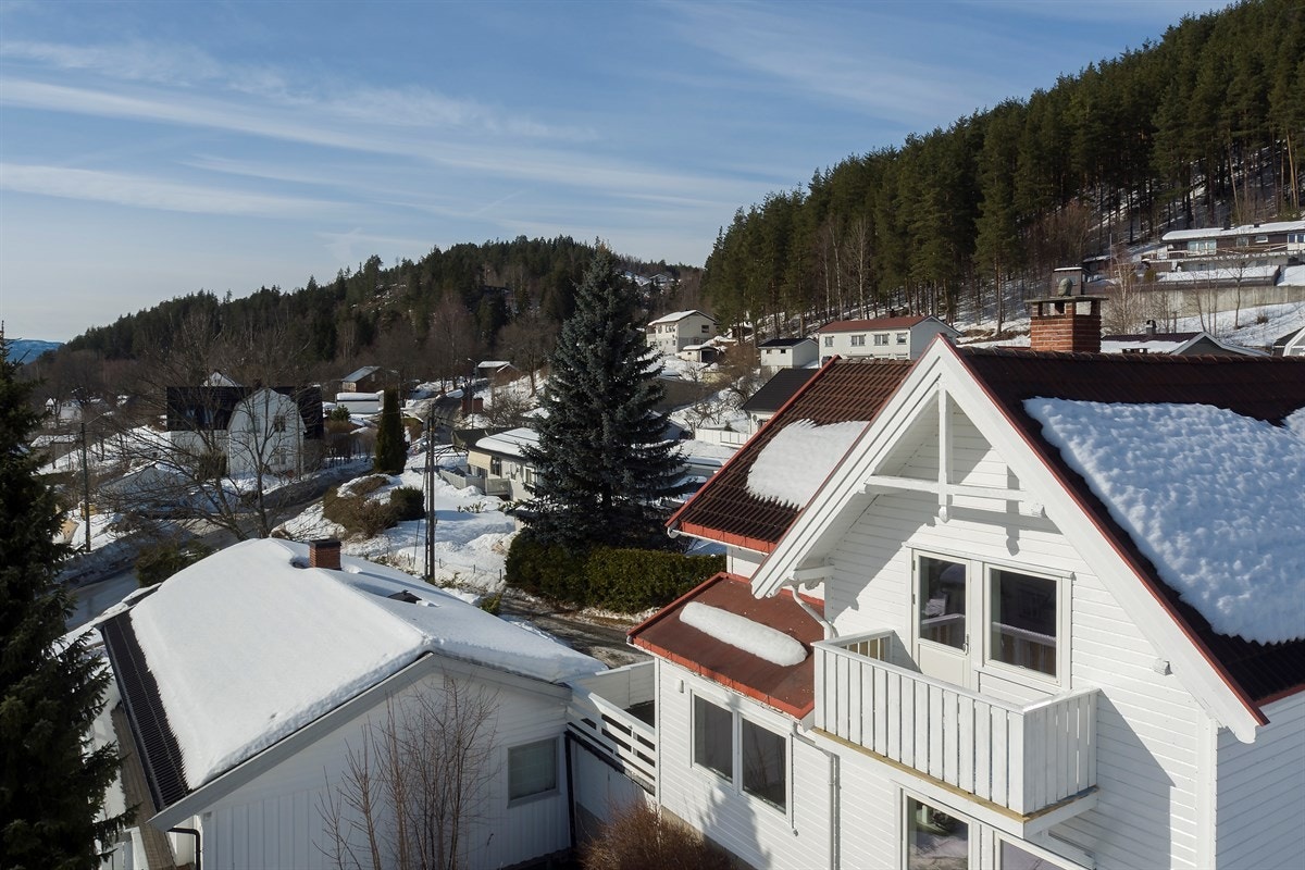 Boligen ligger i andre etasje og tomten har herlige solforhold. Galleribilde