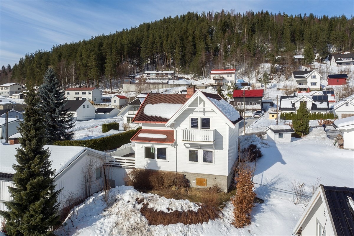 Eiendommen ligger i et rolig, attraktivt og barnevennlig boligområde i Krokstadelva i Nedre Eiker kommune. Galleribilde
