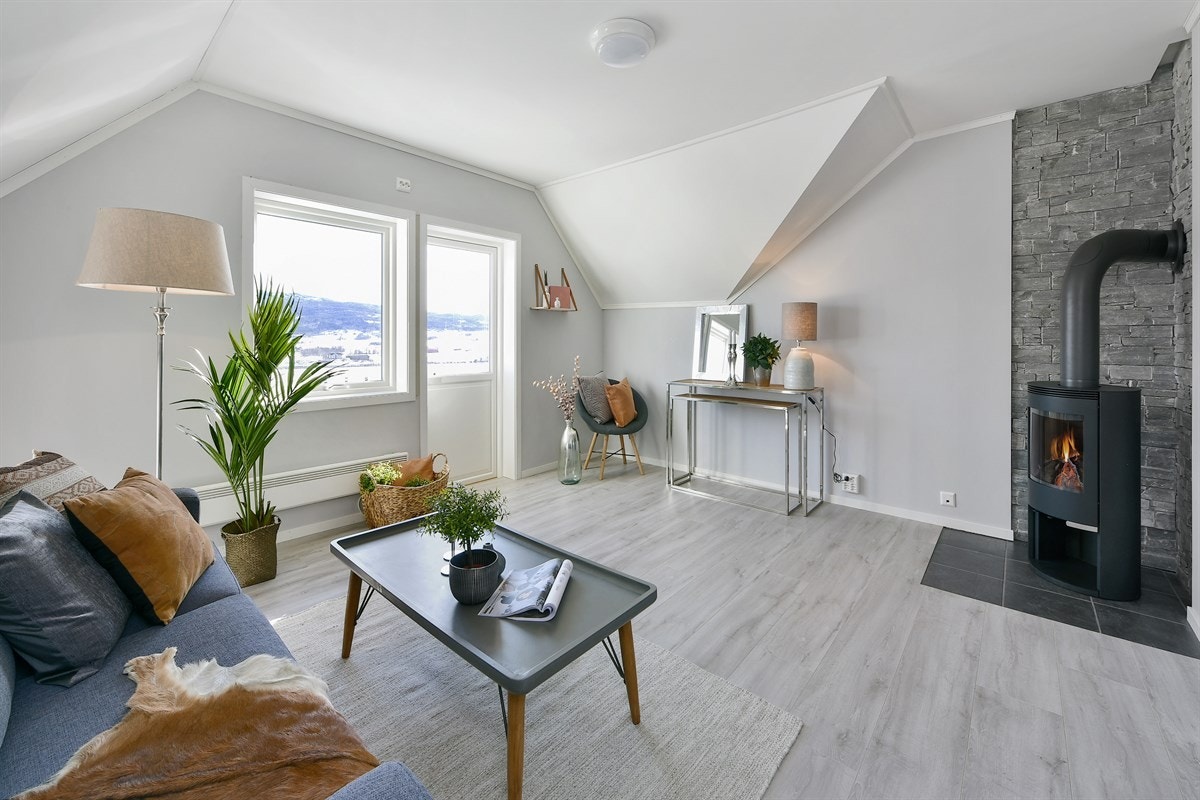 Privatmegleren ved John Granly Steen og Jørgen Braathen Becher har gleden av å presentere denne moderniserte halvdelen av tomannsbolig over 1 plan beliggende i Krokstadelva i Nedre Eiker. Fantastisk panorama utsikt med sol fra morgen til kveld. Galleribilde