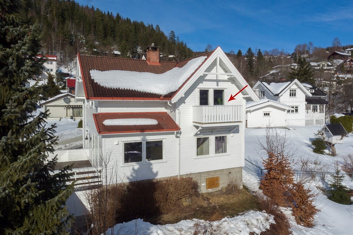 Fra stuen er det utgang til en hyggelig, sørvendt balkong med vidstrakt utsikt over Eikerbygdene, til Drammen og fjelltoppen Knuten i Kongsberg. Tomten har meget gode solforhold, og boligen disponerer en delvis inngjerdet hage. Galleribilde