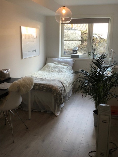 I leiligheten har svært god skap-plass Galleribilde