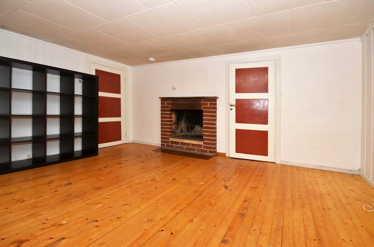 Koselig kjellerstue med peis. Egen inngang fra haven eller innvendig. Galleribilde