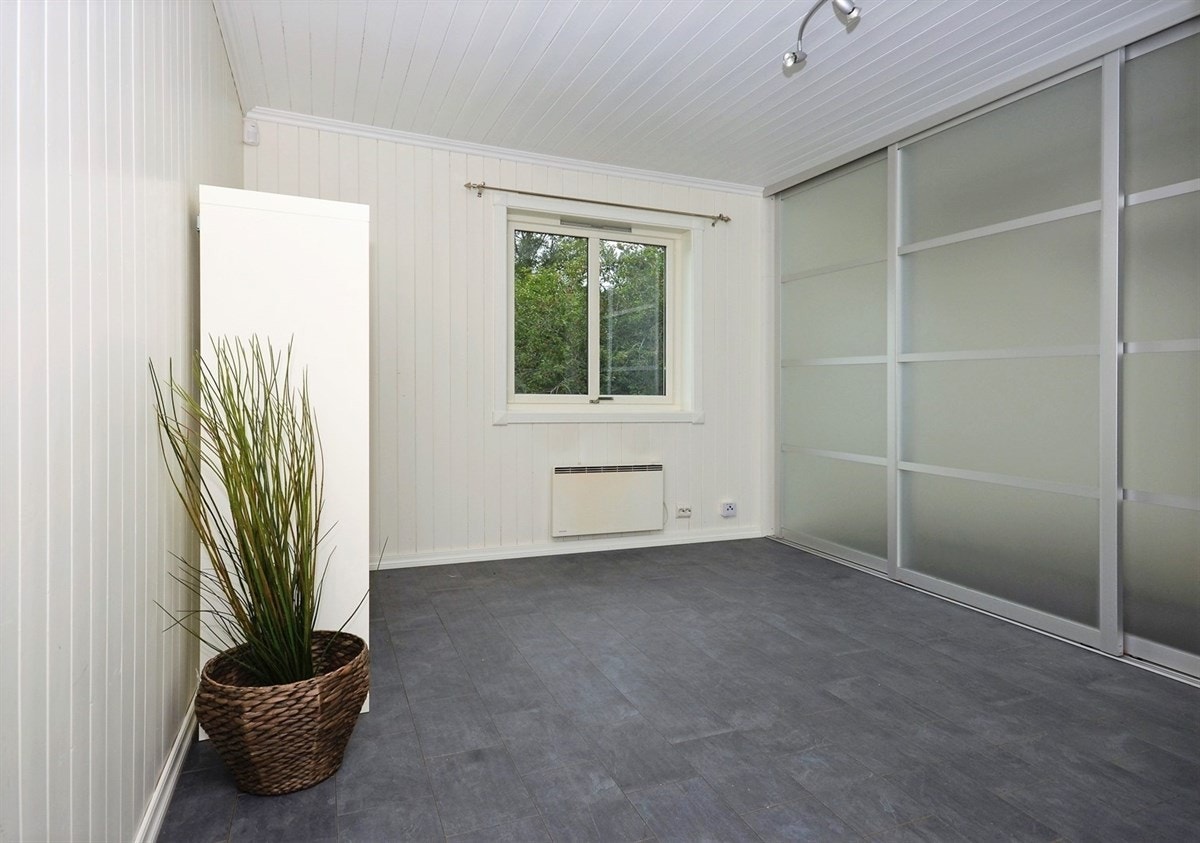 Praktisk og stor hall med mye skap-plass. Galleribilde