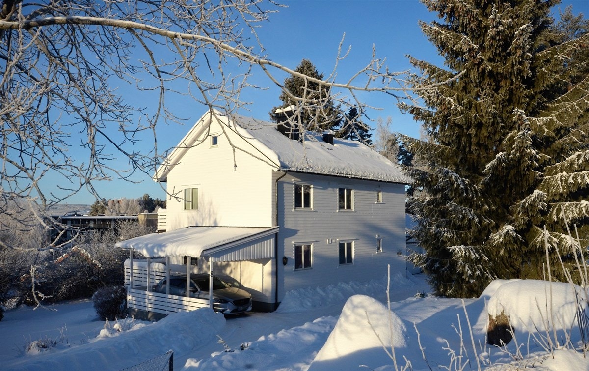 Fasade med carport Galleribilde
