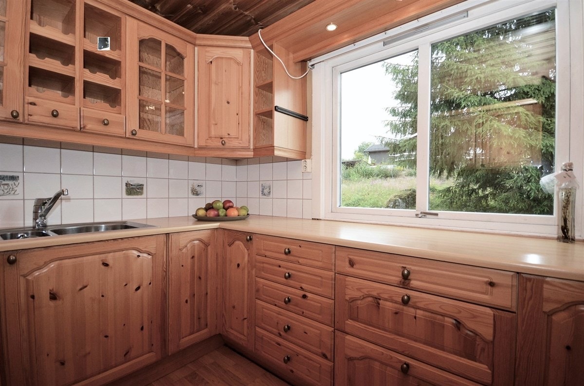 Lyst kjøkken med god benkeplass. Galleribilde