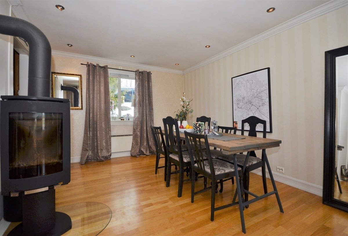 Del av stor spisestue med peisovn. Galleribilde