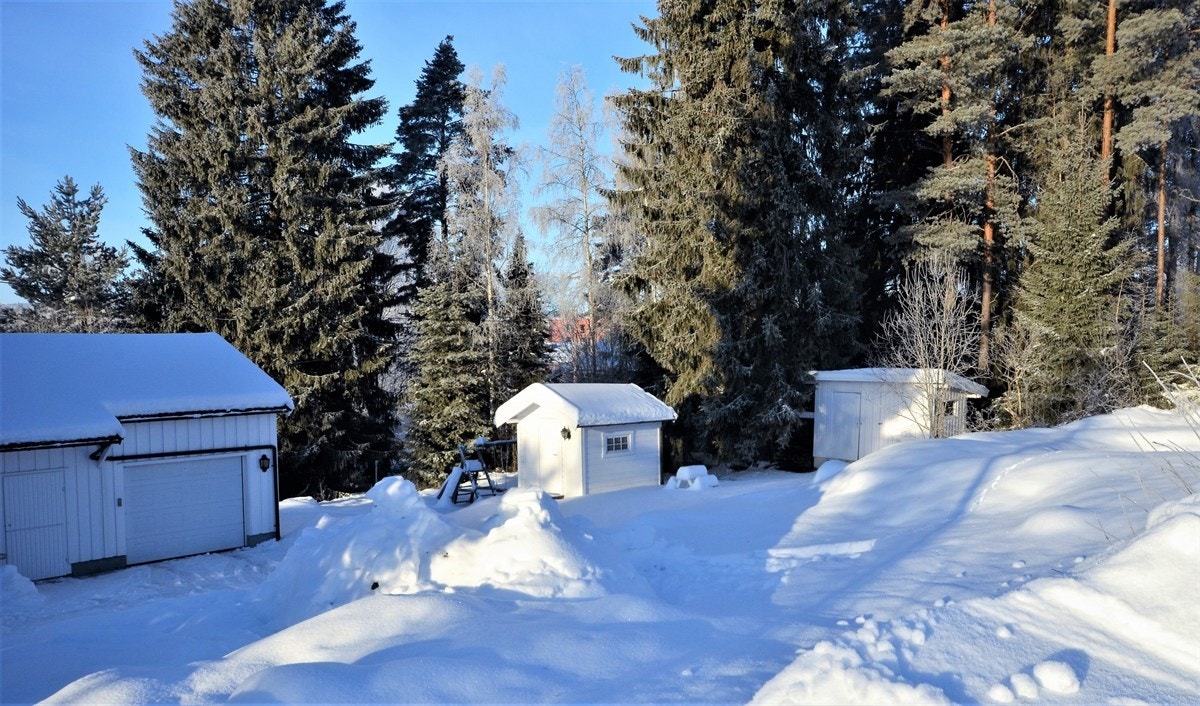 Fasade med garasje, bod og isolert lekestue Galleribilde