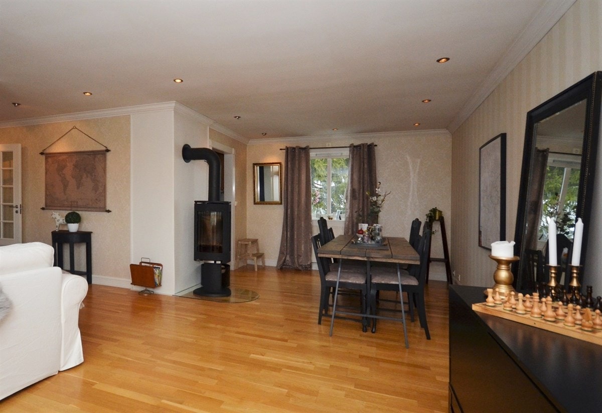 Stor stue med spisestuedel ved kjøkkenet. Galleribilde