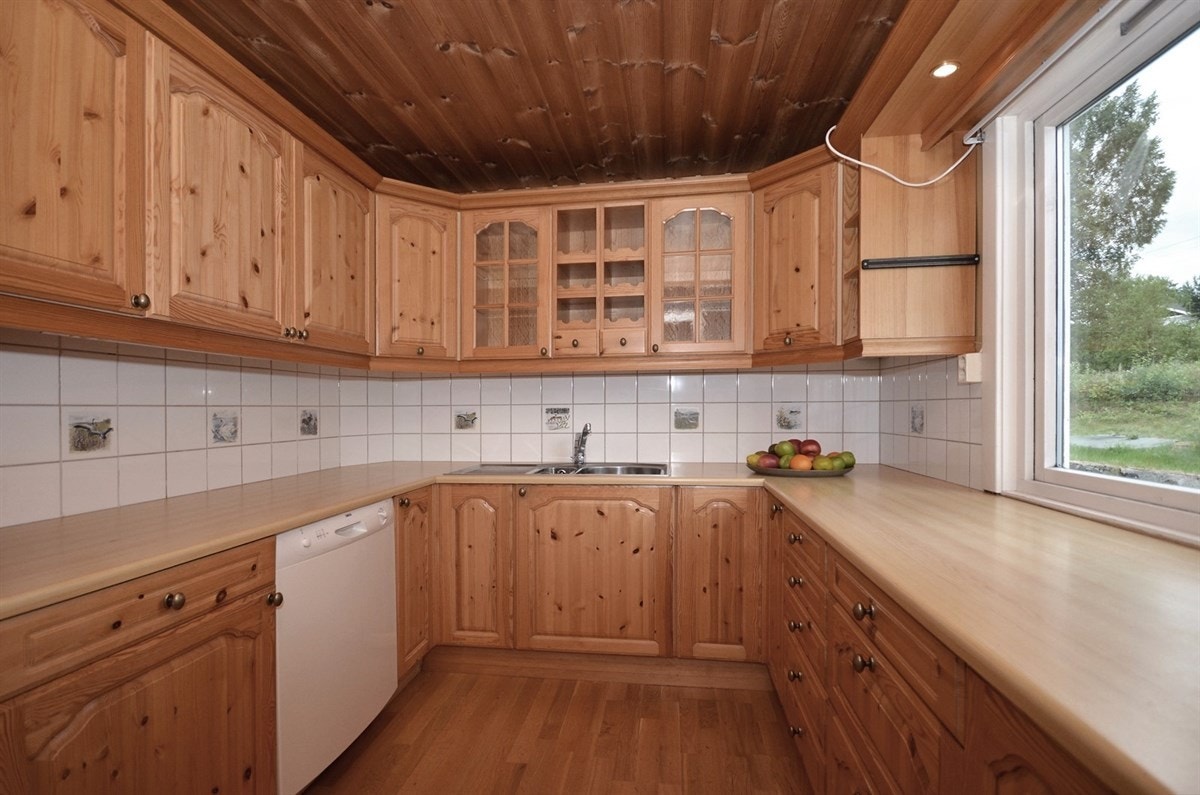 Kjøkkenet har mye skap-plass. Galleribilde