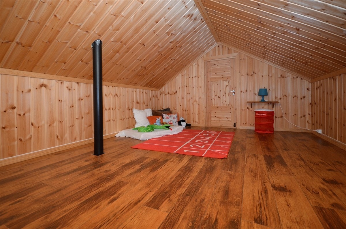 Koselig loftstue med bod i bakkant. Galleribilde