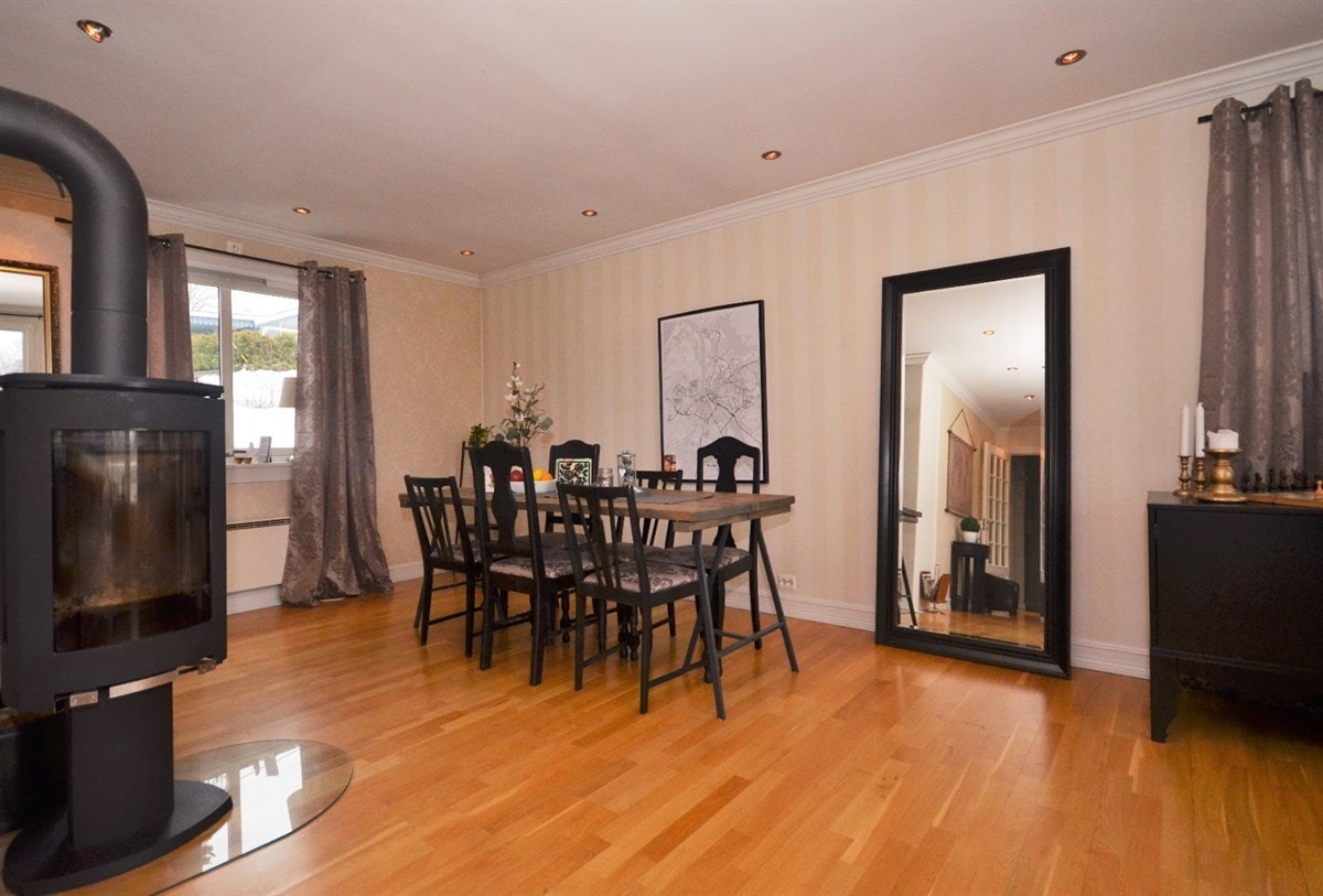 God plass til langbord og mange gjester til bords. Galleribilde