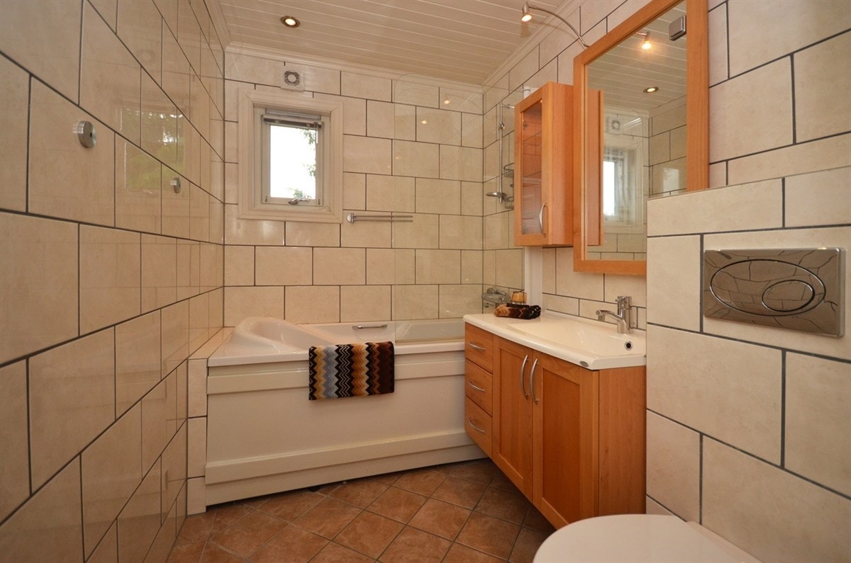 Delikat bad med badekar i 2.etg. Galleribilde