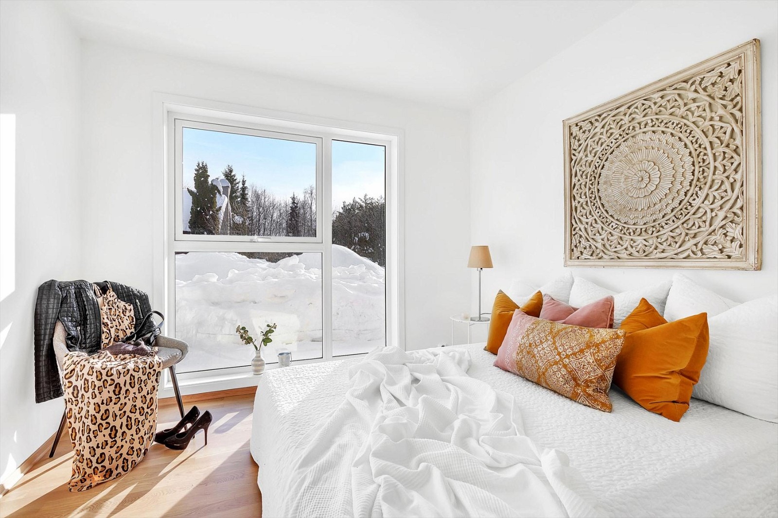 Lyst og hyggelig soverom med plass til garderobeskap Galleribilde