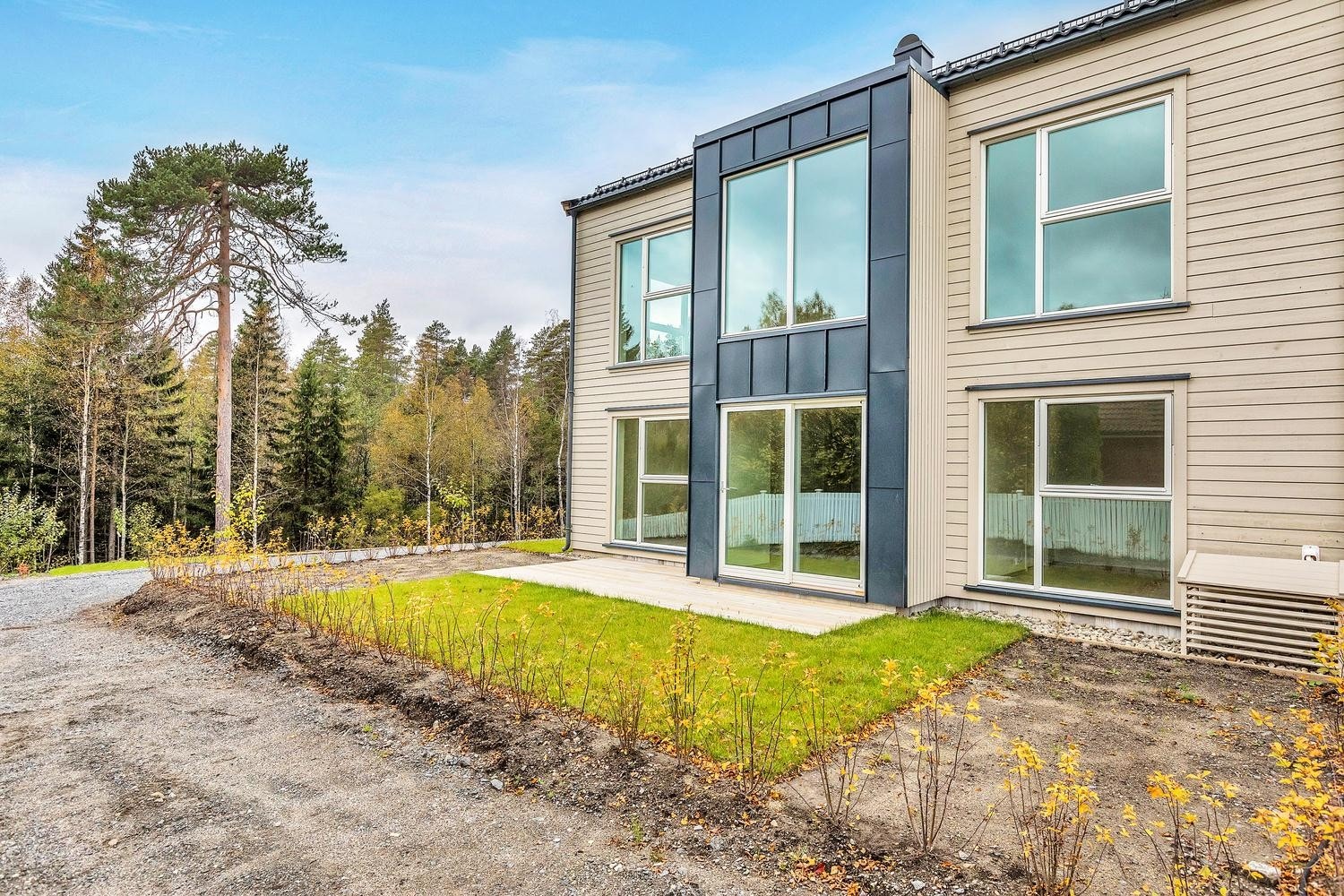 Boligen går over 2 plan og har en hyggelig frokost terrasse og markterrasse Galleribilde