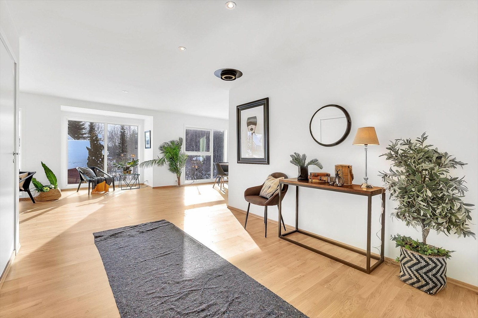 Velkommen inn! Åpen og lys entré med trapp ned til underetasjen på venstre side Galleribilde