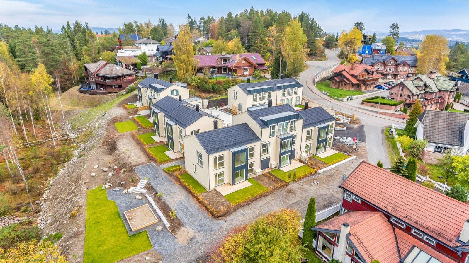 Moderne og nytt enderekkehus med garasjeplass og have. Velkommen til visning av Sønnaveien 9 A! Galleribilde