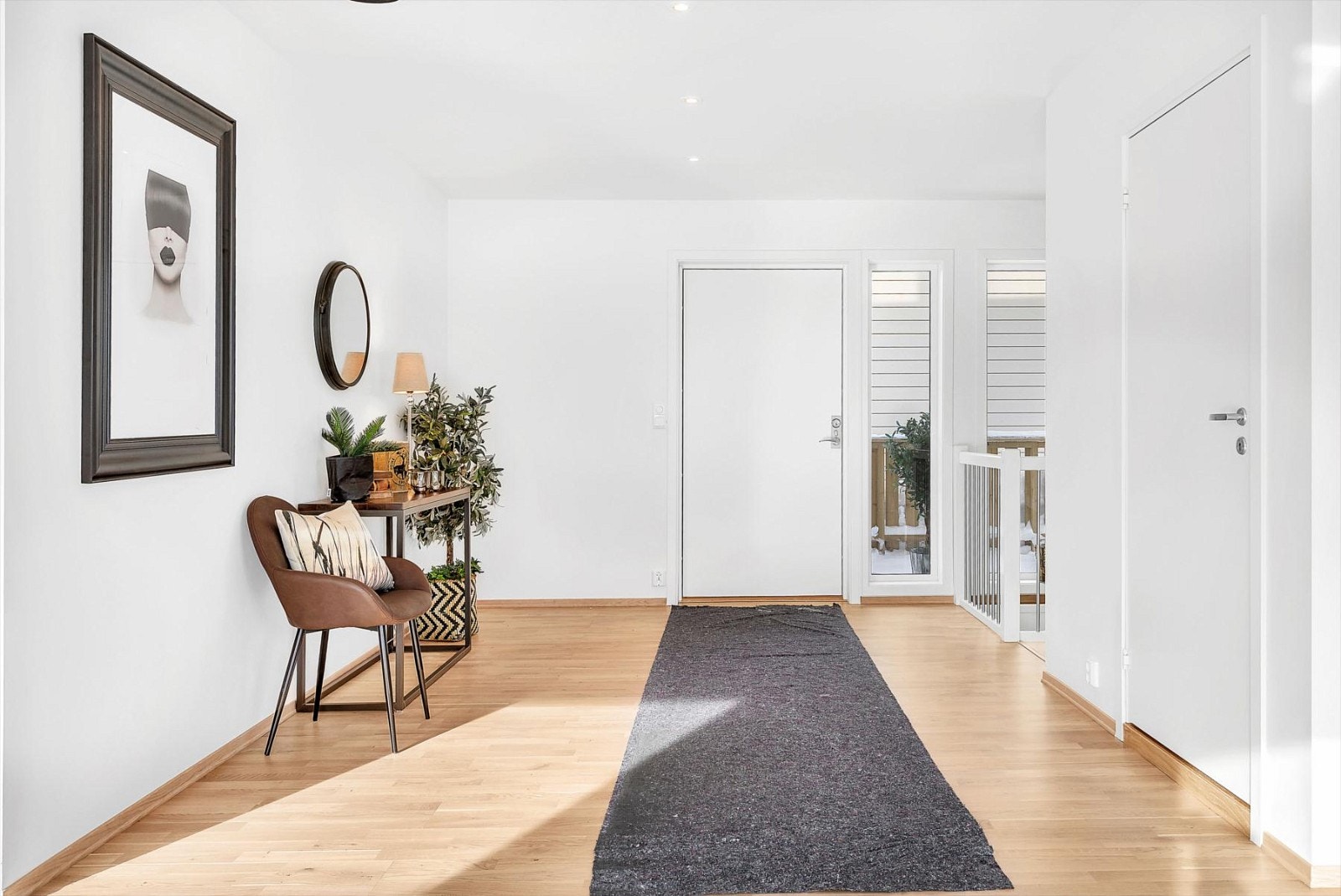 Entré med trapp ned til underetasjen og bad inn døren til høyre Galleribilde