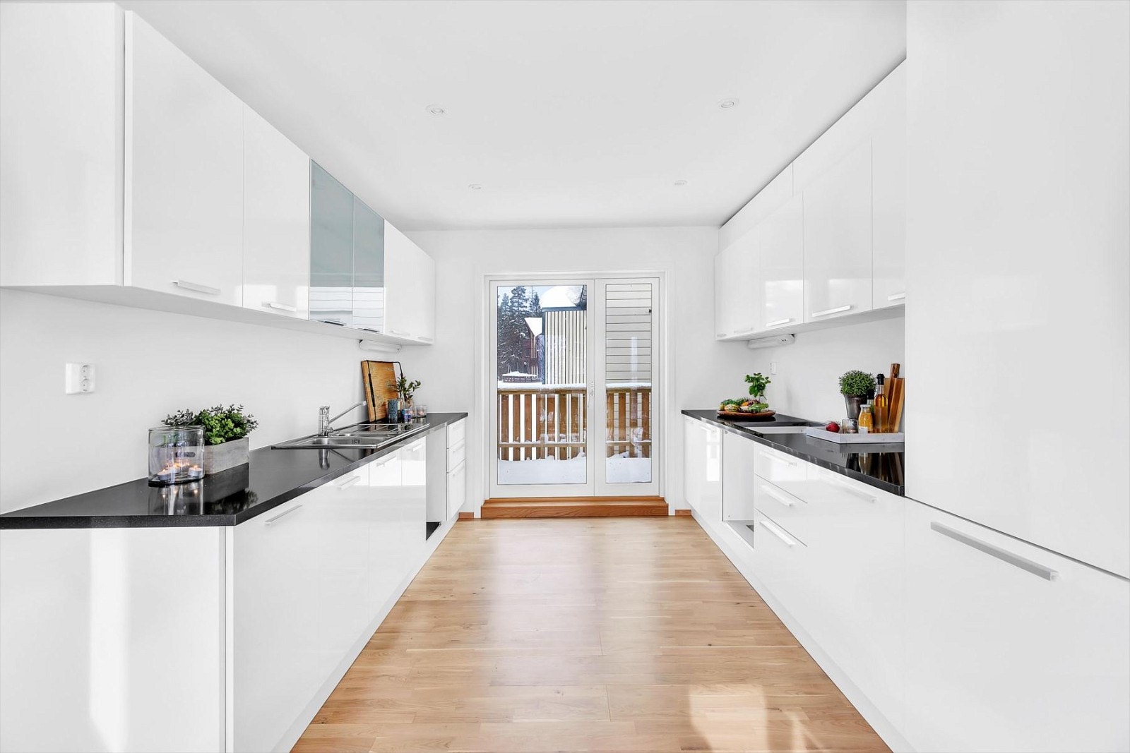 Lekkert kjøkken med utgang til hyggelig frokost terrasse Galleribilde