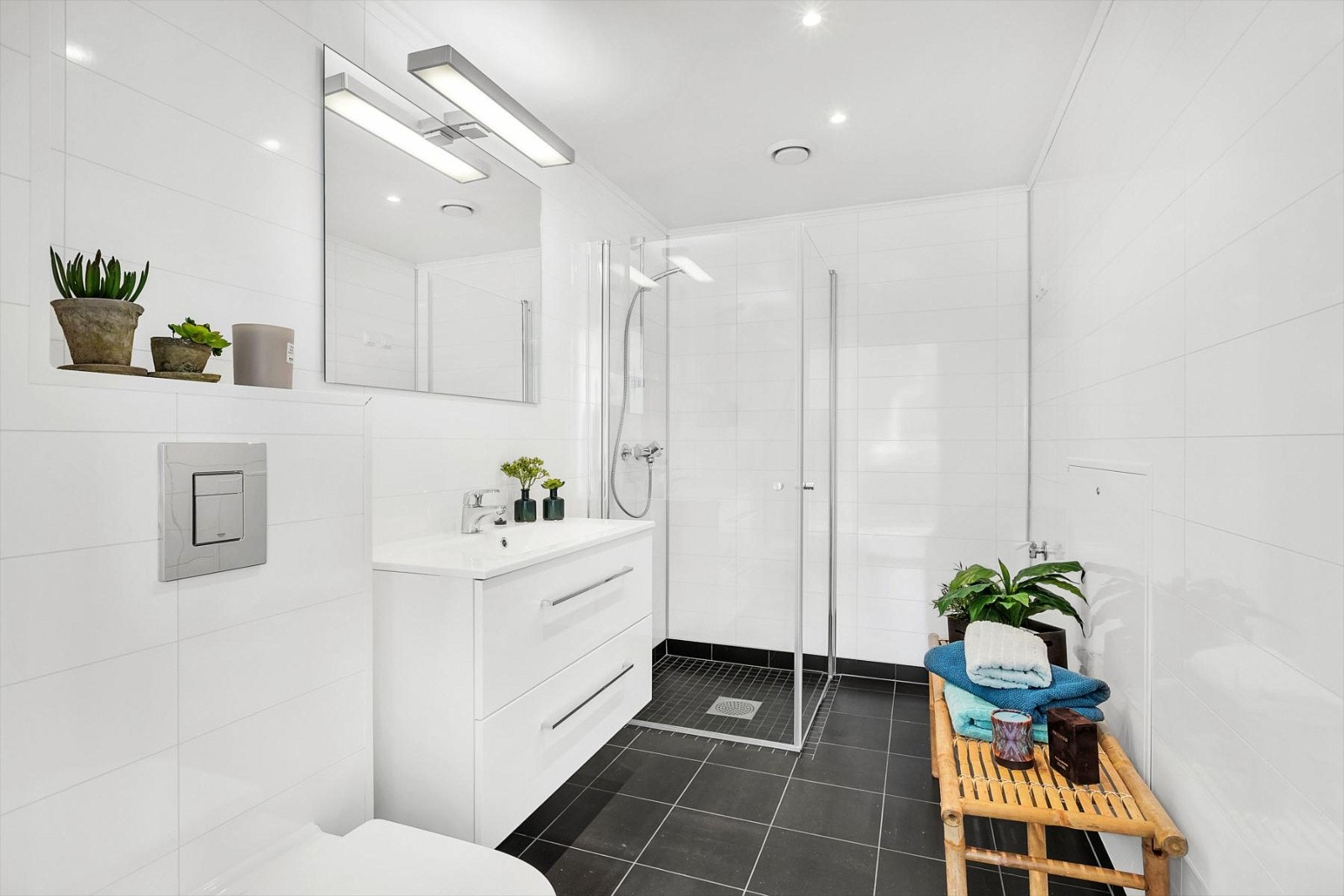 Pent baderom med fliser fra Nero Absoluto Galleribilde