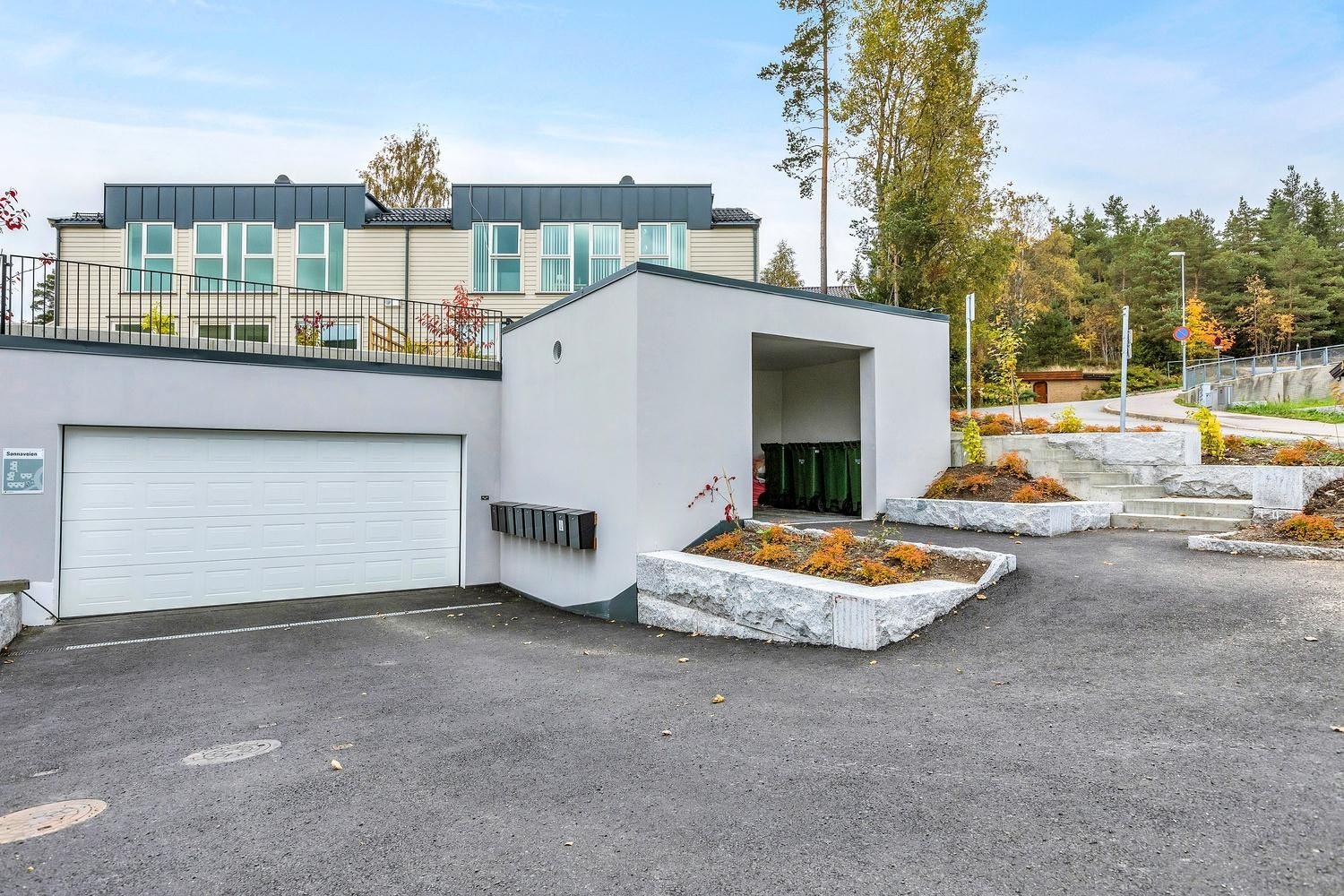 Med rekkehuset følger det 2 parkeringsplasser i garasjeanlegg Galleribilde