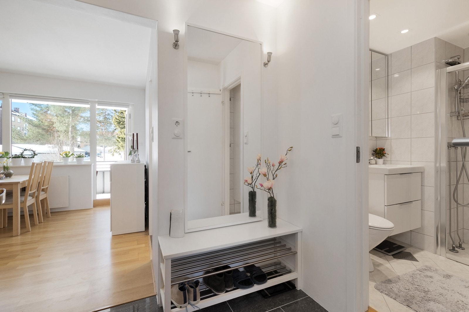 Fra entréen er det adkomst til stue og badeværelse. Galleribilde