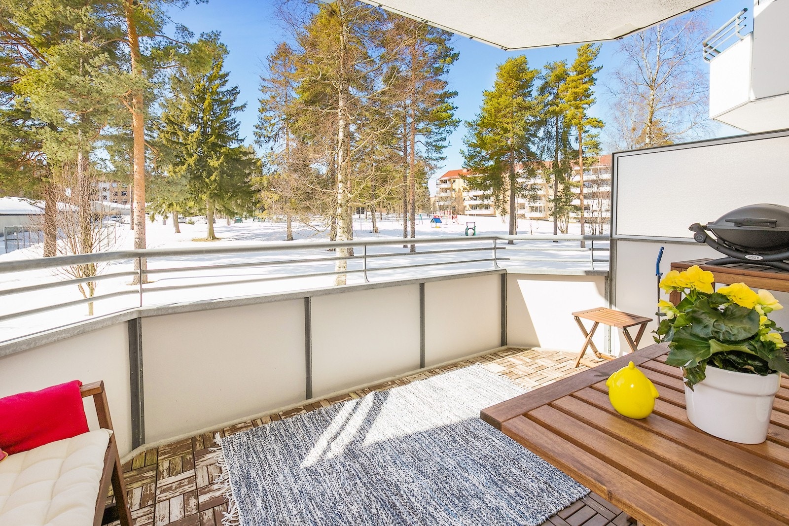 Hyggelig solrik balkong på 9m² med god plass til sittegruppe, grill m.m. Galleribilde