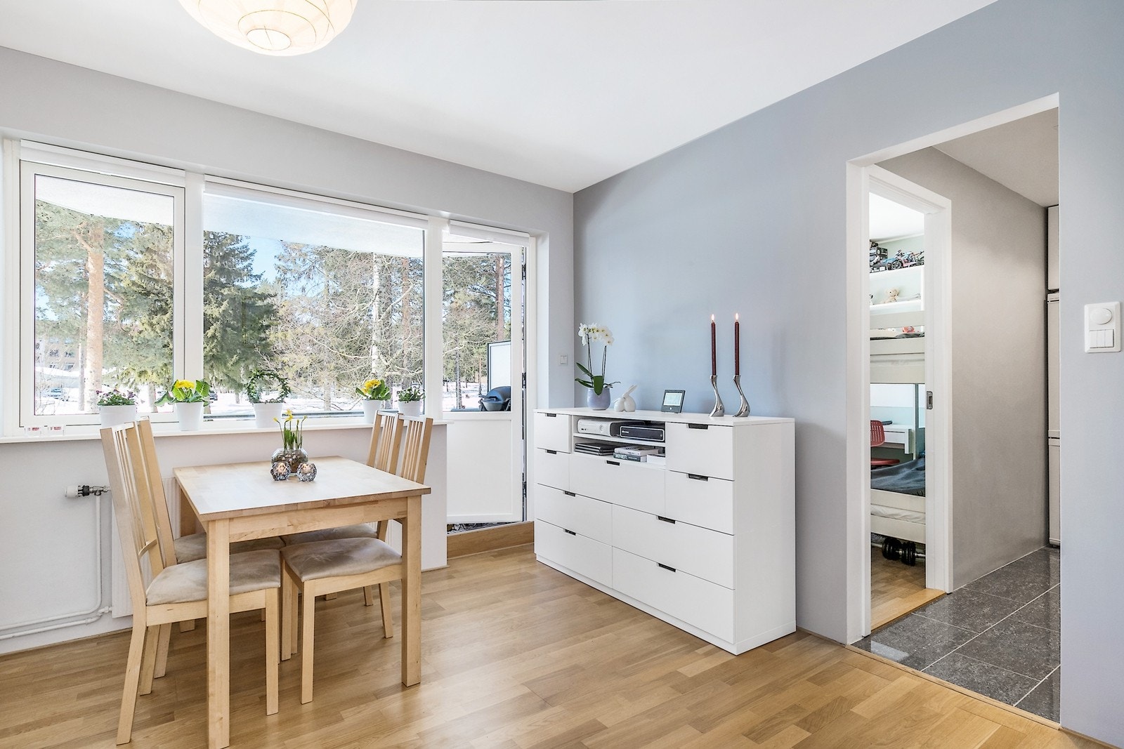 Stue med god plass til spisebord Galleribilde