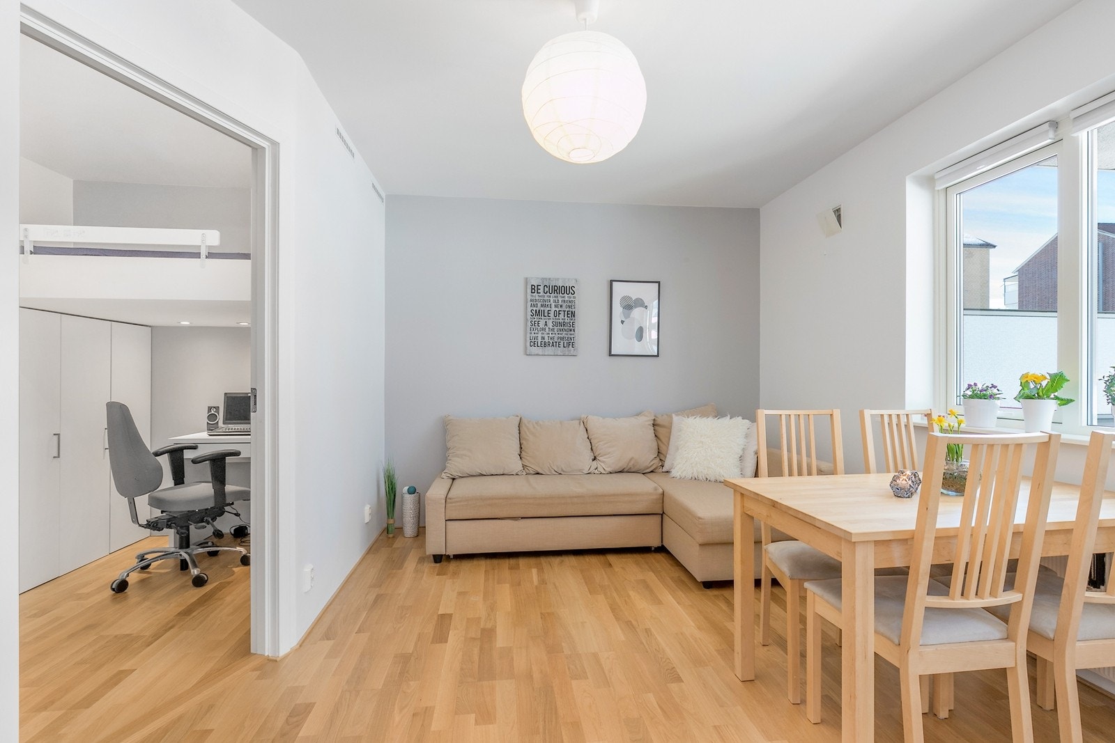 Lys og hyggelig stue med plass til spisegruppe og sofagruppe. Galleribilde