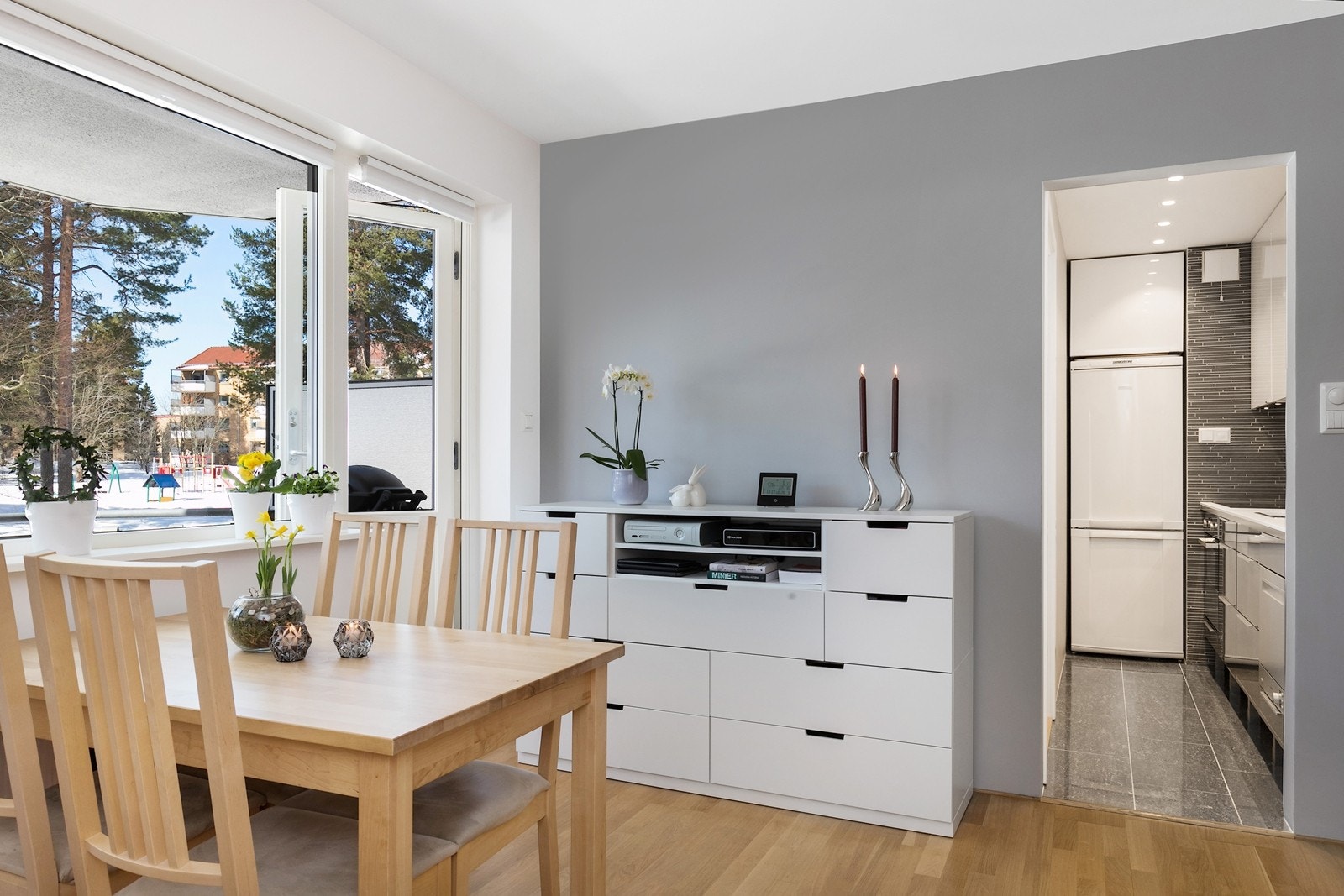 Fra stuen er det utgang til solrik balkong Galleribilde