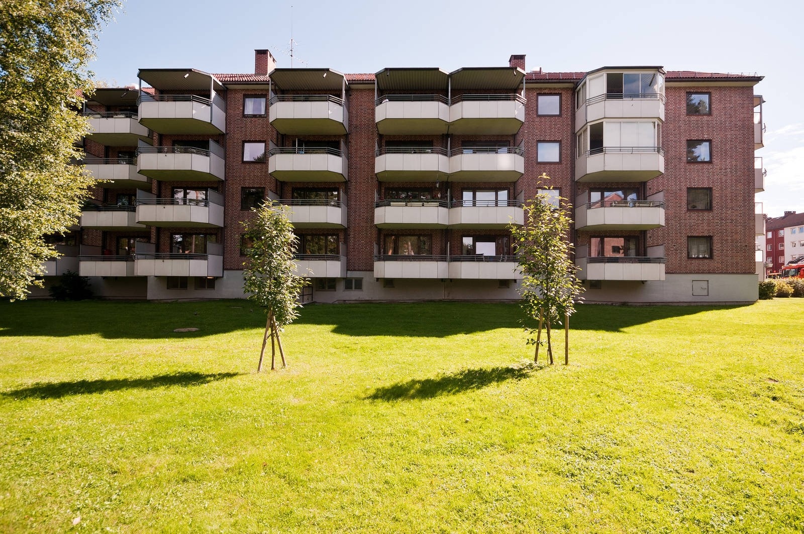 Fasade mot balkong (sommer) Galleribilde