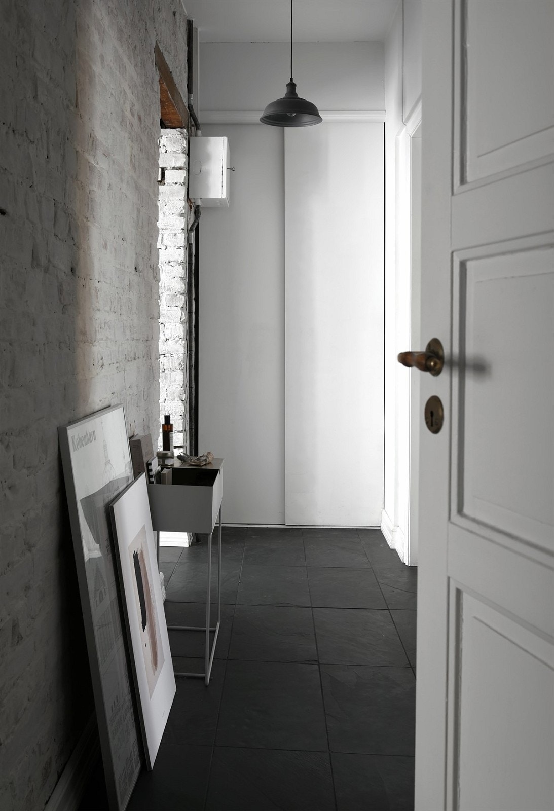 Innbydende entré med flislagt gulv og gulvvarme. Galleribilde