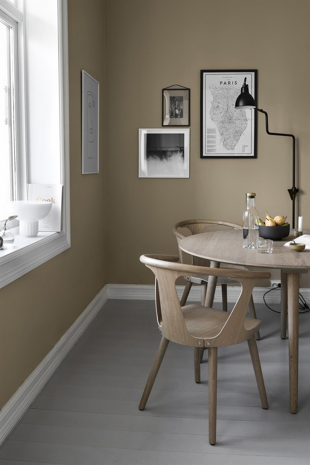 God plass til stort spisebord hvor man kan nyte gode måltider. Galleribilde